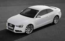 Белый Audi RS5 отбрасывает тень на сером асфальте